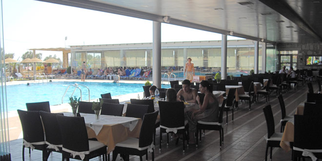 Auf dem Gebiet des Schwimmbeckens gibt es das wunderbare Restaurant Koralli mit einzigartigen griechischen und kretische Geschmäcke. Die Gäste können ihr Essen, ihr Getränk oder ihren Kaffee neben dem Schwimmbecken genießen und nebenbei ihre Kinder, die dort spielen, beaufsichtigen